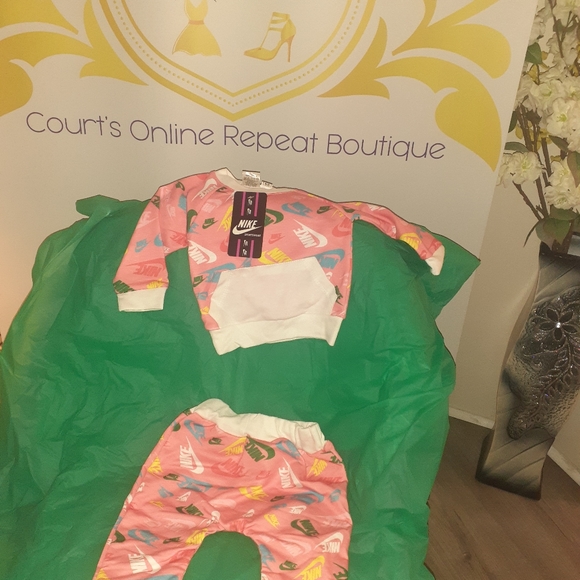 Infant Nike set - Picture 2 of 2